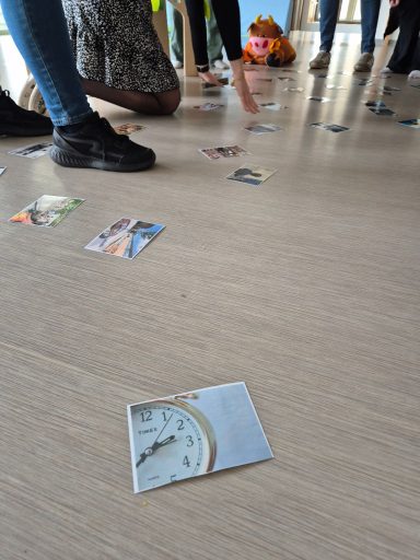 Photographie d'une séance de photolangage dans laquelle les participantes cherchent, au sol, la photo qui correspond à son état d'esprit